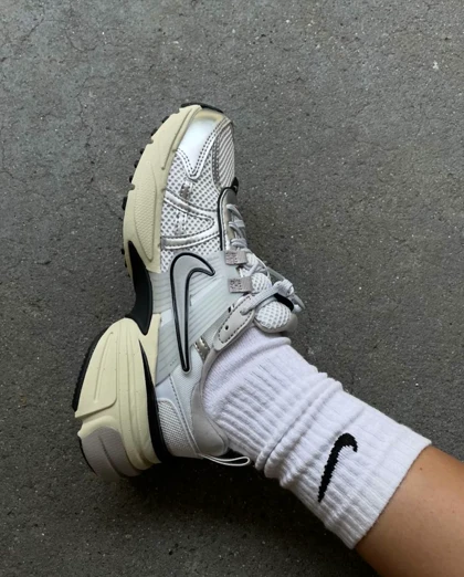 نایک وی تو کی ران Nike v2k run کد 601