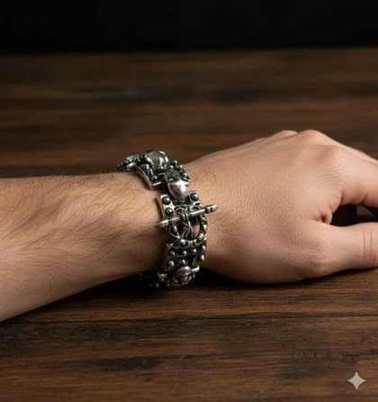 دستبند فلزی مردانه طرح گوتیک/بافت‌دار – قفل T-Bar و آبکاری نقره‌ای دودی