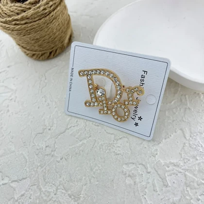 گل سینه زنانه شیک طرح دیور، جلوه‌ای از ظرافت