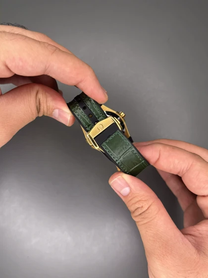 ساعت مچی امگا کانستلیشن بند سبز قاب طلایی صفحه سبز Omega Constellation