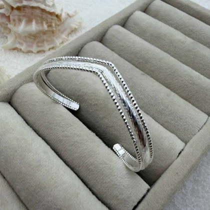 دستبند چندرشته‌ای نقره‌ای مدل V