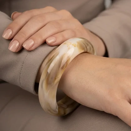 دستبند زنانه بنگل رزینی طرح ابر و بادی شیری و کهربایی مدل مارلیرا