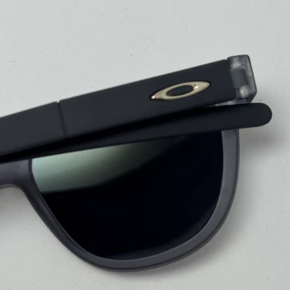 عینک آفتابی اوکلی سبک OAKLEY فریم طوسی عدسی هفت رنگ کد 2435