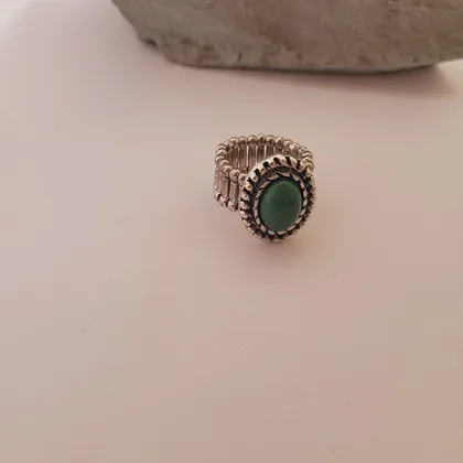 انگشتر کشی نگین سبز