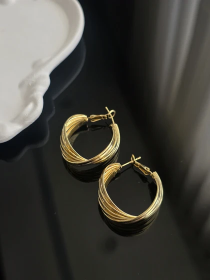 گوشواره حلقه‌ای طلایی طرح موج رنگ ثابت
