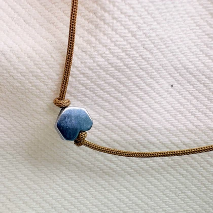 دستبند نخی طرح «هگزاگون» | پلاک استیل سیلور با بند قهوه‌ای ظریف