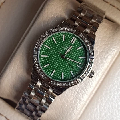 ساعت مچی زنانه طرح AP موتور ژاپن صفحه سبز زمردی کیفیت A+++