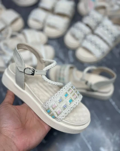 صندل دخترانه کنفی نگین مربعی