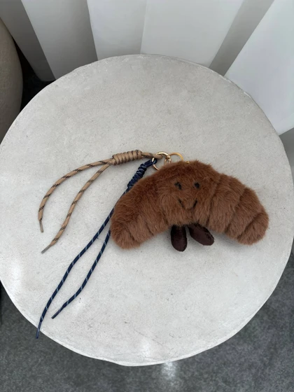 چارم کروسان قهوه ای سوخته
