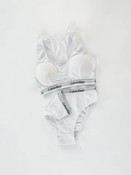 ست نیم‌تنه کاپ‌دار وسط باز و شورت اسلیپ نخ پنبه کلوین کلاین Calvin klein