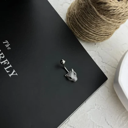 پیرسینگ ناف طرح پلنگ نقره‌ای