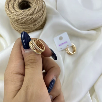 گوشواره زنانه حلقه‌ای مدل مندر طرح یونانی نگین‌دار ژوپینگ