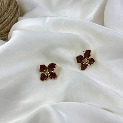 گوشواره زنانه مدل رزا طرح گل میناکاری رنگ ثابت