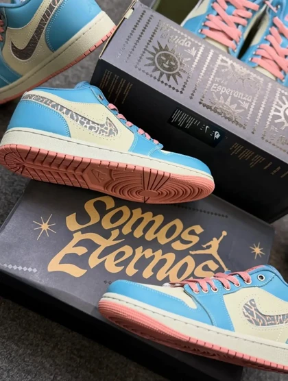 کتانی ویتنامی نایک ایر جردن وان لو فیروزه ایی صورتیNike Air Jordan 1 Low SE “ SOMOS ETERNOS”