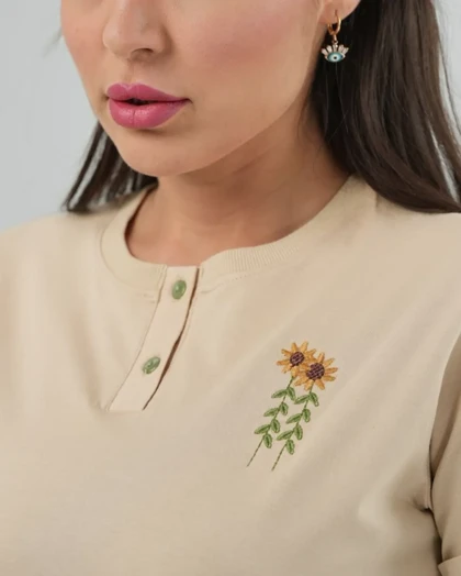 تیشرت یقه سه دکمه گلدوزی