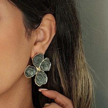 گوشواره میخی میناکاری گل چهارپر طوسی کد 3930