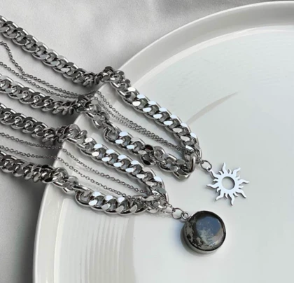 گردنبند دولاین کارتیر ماه و خورشید