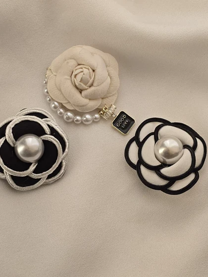 سنجاق سینه شنل مدل پارچه ای سفید با مغزی دوزی مشکی