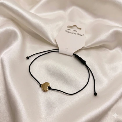 دستبند استیل مدل «قلب کوچک» (Tiny Heart) | با بند بافت مشکی و پلاک سیلور