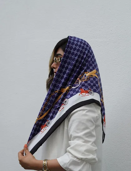 روسری ساتن ابریشم سورمه ای از برند هرمس سمن