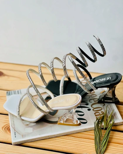 کفش عروسکی