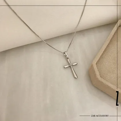 گردن‌بند صلیب آینه‌ای نگین‌دار