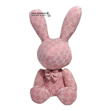 عروسک خرگوش صورتی نشسته