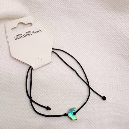 دستبند استیل نقره‌ای طرح «جناغ صیقلی» | ظریف و درخشان (بند مشکی)