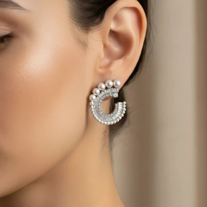 گوشواره زنانه مدل گالاکسیا طرح جواهر و مروارید با تراش باگت نقره‌ای