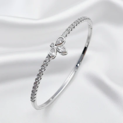 بنگل نقره‌ای ژوپینگ طرح شکوفه نگین‌دار