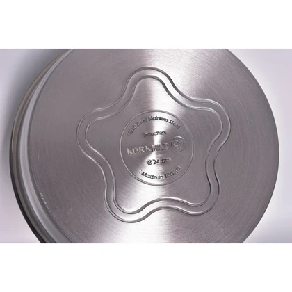 سرویس قابلمه 8 پارچه کرکماز، جنس بدنه استیل، دارای دسته پرچ شده، کفه سه لایه و طراحی مناسب جهت پخش بهتر گرما، مدل پرولاین proline ، سایز قابلمه‌ها 16، 20، 24، سایز تابه دو دسته 24