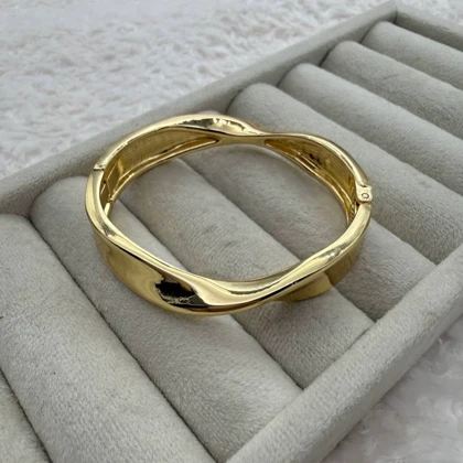 بنگل پیچ خورده طلایی