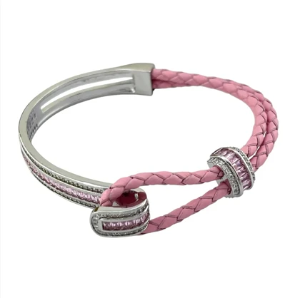 دستبند زنانه مدل آدلیا پینکی با بافت چرمی صورتی و جزئیات نقره‌ای