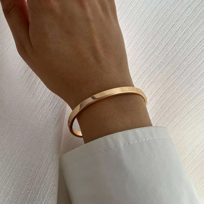 دستبند زنانه بنگل با طرح آینه‌ای و روکش طلایی