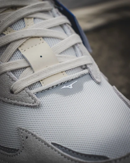 کفش روزمره میزانو مدل Wave Rider Beta LG