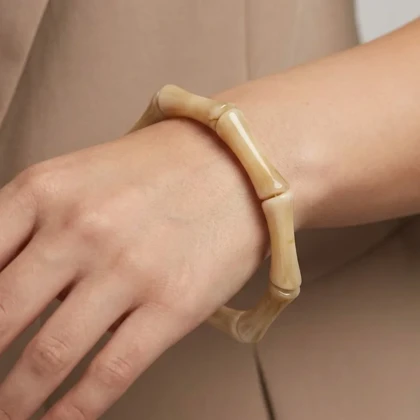 دستبند بنگل زنانه رزینی سگمنت‌شده مدل وینورا وانیلی