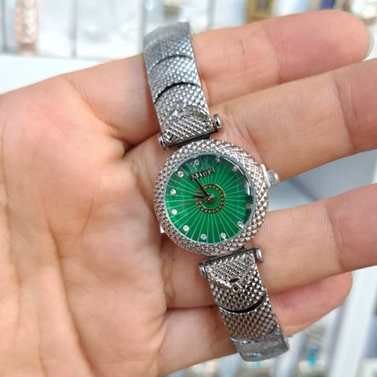 ساعت مچی زنانه دیور Dior موتور کوارتز باکیفیت و طراحی زیبا