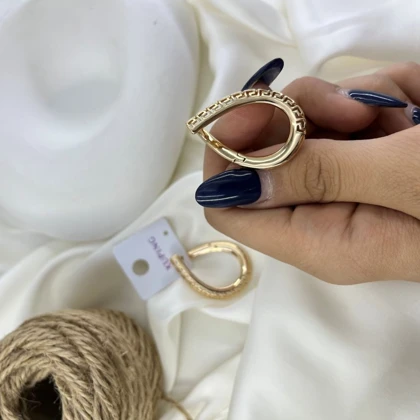 گوشواره زنانه حلقه‌ای مدل مهر طرح ورساچه رنگ طلایی ژوپینگ