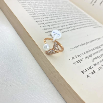 انگشتر زنانه ژوپینگ طرح دلفین طلایی با مروارید و نگین درخشان