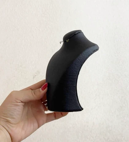 مانکن زیورآلات روکش چرمی در دو رنگ