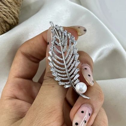 گل سینه زنانه مدل روشا طرح برگ با مروارید و نگین