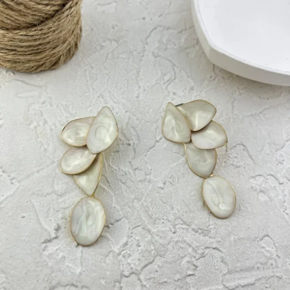 گوشواره زنانه مدل سپیدبرگ طرح برگ با میناکاری سفید