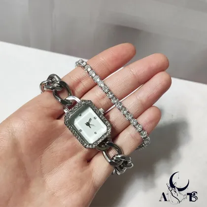 ساعت کارتیر صفحه مستطیل نگین‌دار نقره‌ای