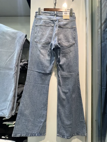 شلوار جین زنانه بوت کات آبی روشن وارداتی H&M به قیمت حراج