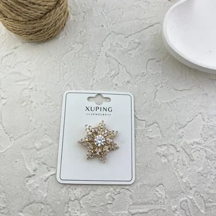 گل سینه زنانه ژوپینگ مدل برف‌آرا طرح دانه‌برف جواهری نگین‌دار طلایی