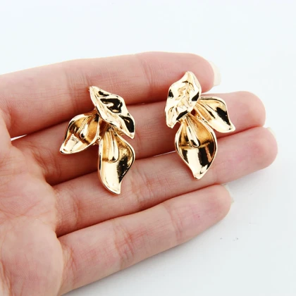 گوشواره زنانه میخی مدل گل شیپوری