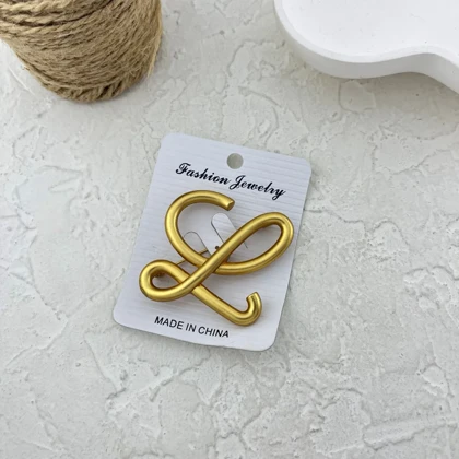 گل سینه زنانه طرح لووه، اکسسوری شیک و خاص