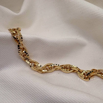 دستبند برند شین مدل «بیضی زرین» | با آبکاری طلای 24 عیار و تراش‌های درخشان