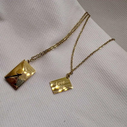 ست گردنبند دو نفره مدل «نامه و پاکت» | استیل با آبکاری طلایی (مشابه طلا)