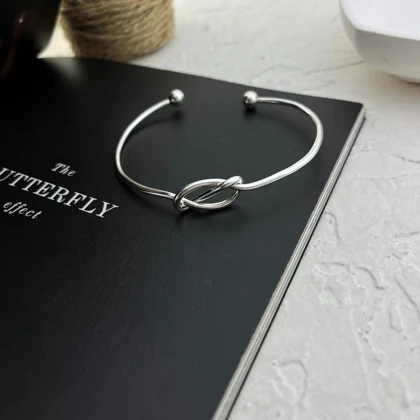 دستبند زنانه بنگل مینیمال طرح گره مانا